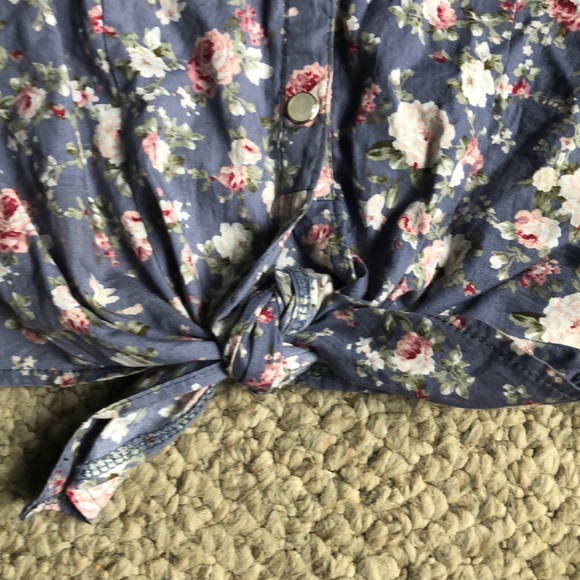 Floral Button-up Tie Shirt - Picture 3 of 5